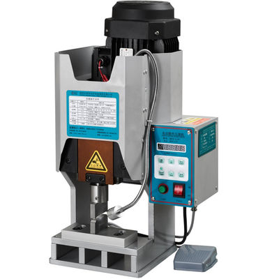 Machine à connecter les fibres électriques à l'optique à l'anneau